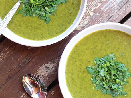 Potage kale, laitue et fleur d'ail